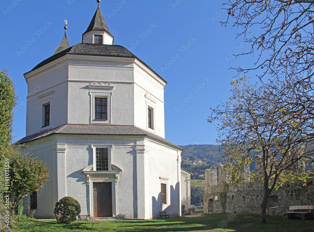 Fototapeta premium la chiesa di Nostra Signora presso il monastero di Sabiona sopra Chiusa (Bolzano)
