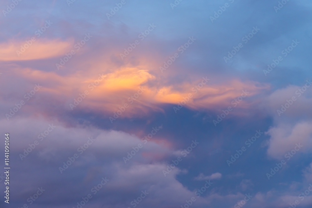 Obraz premium Vibrant Sunset Clouds Illuminating the Evening Sky over West Coast Landscapes
