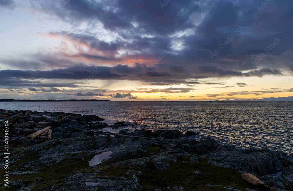 Obraz premium Tranquil Coastal Sunrise Over Vancouver Island Waters