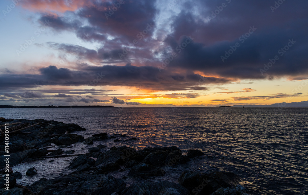 Obraz premium Vibrant Sunrise Over Calm Ocean on Vancouver Island Coastline