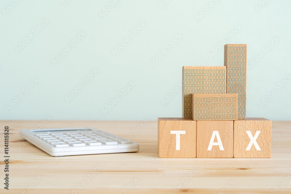 Φωτογραφία TAXと書かれたブロックと電卓、マンションの模型