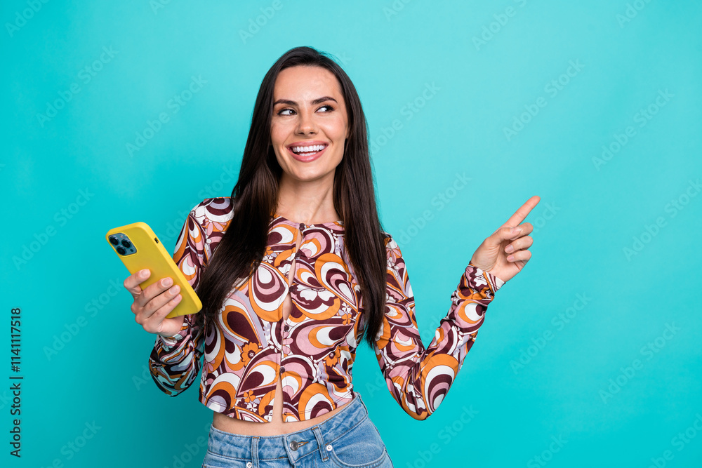 Φωτογραφία Photo of charming positive woman wear print shirt typing modern device showing e