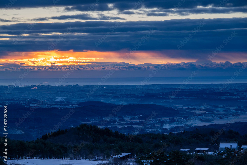 Fototapeta premium 朝日は冠の里へ