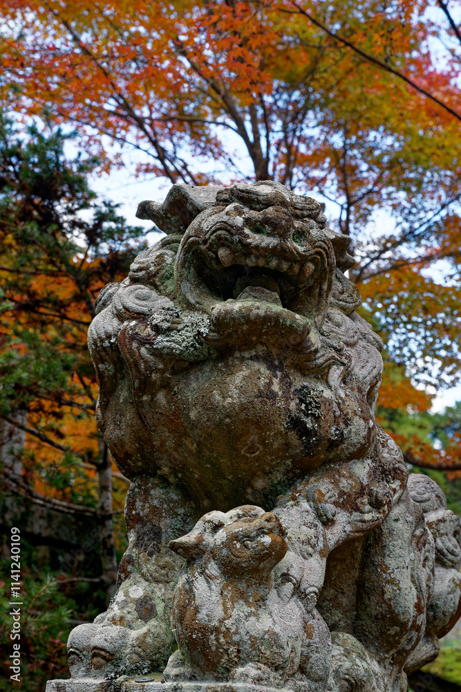 秋の紅葉と狛犬