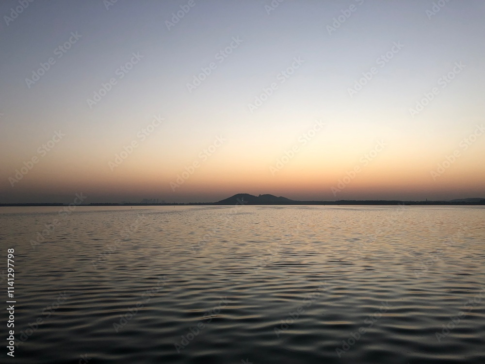 Obraz premium Dinghy Lake sunrise, Wuhan