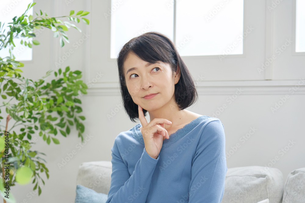 女性　50代　考える　リビング