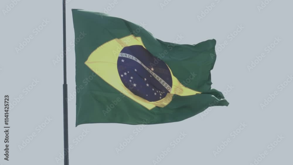 Bandeira do Brasil agitando ao vento, na Praça da Bandeira