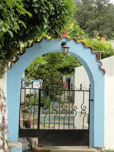 Blau bemaltes Tor in Zia, Kos photo