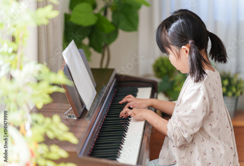 Foto ピアノの練習をする子供