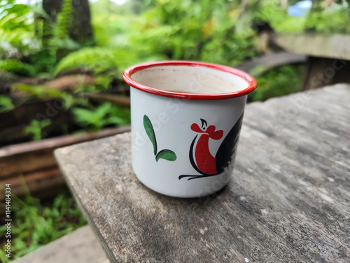 Cangkir kopi di atas meja kayu, latar belakang pemandangan toko tradisional yang alami dan buram. Cangkir kopi klasik di atas meja kayu. photo