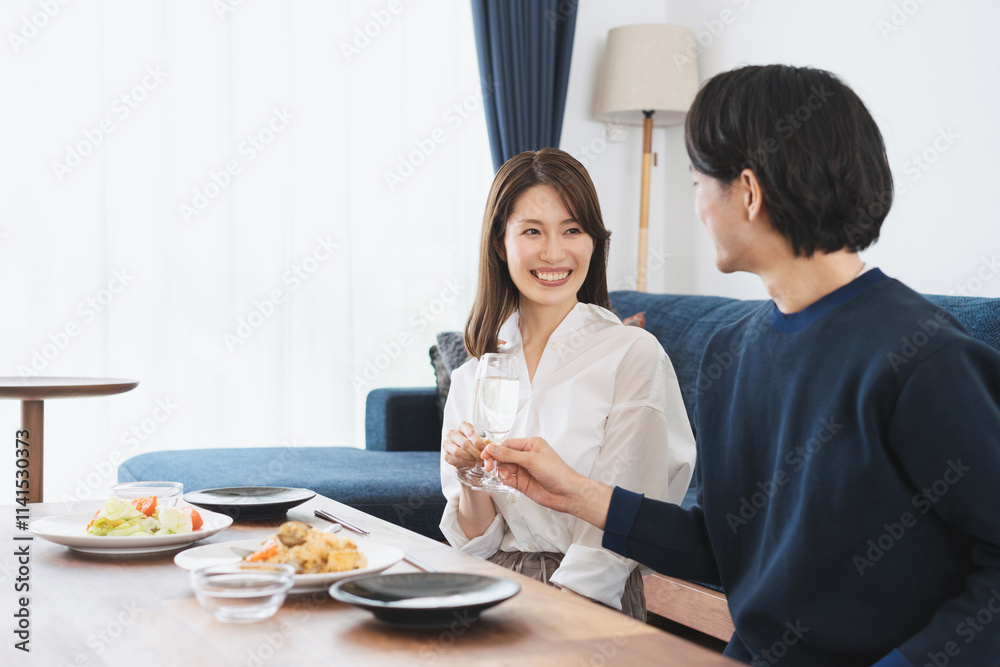 自宅でゆっくり食事を楽しむ夫婦