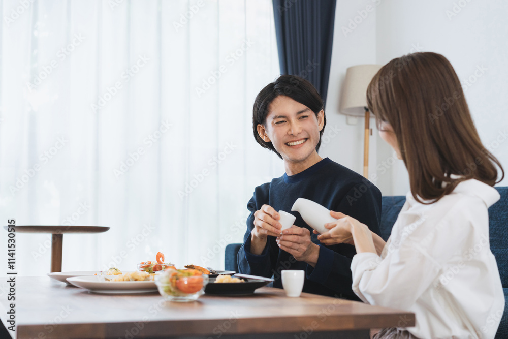ダイニングでゆっくり食事を楽しむ夫婦 ダイニングでゆっくり食事を楽しむ夫婦