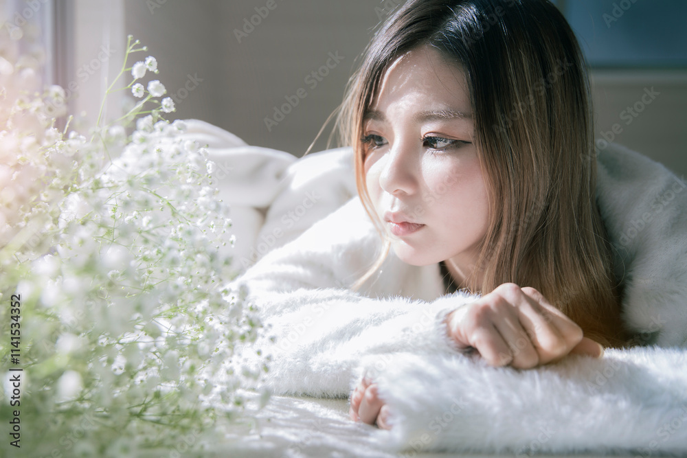 花と休日にベッドに横になりゴロゴロしてリラックスする爽やかな女性のポートレートのクローズアップ 花と休日にベッドに横になりゴロゴロしてリラックスする爽やかな女性のポートレートのクローズアップ