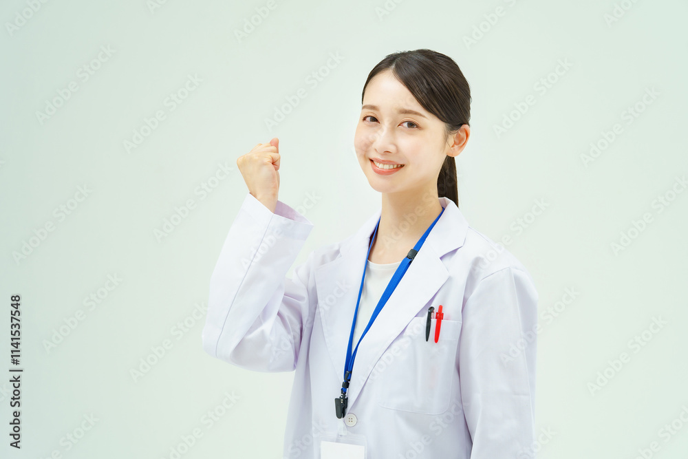 ガッツポーズをする白衣の女性 ガッツポーズをする白衣の女性