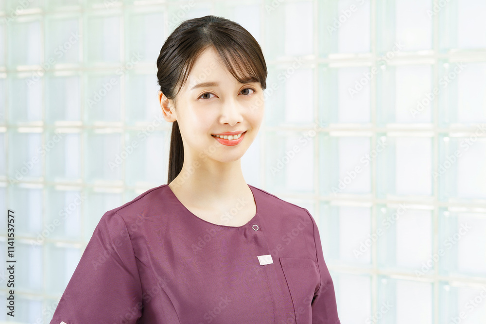 エステやクリニックの制服を着た女性 エステやクリニックの制服を着た女性