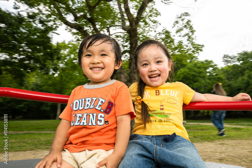 公園の遊具で遊ぶ子供 photo