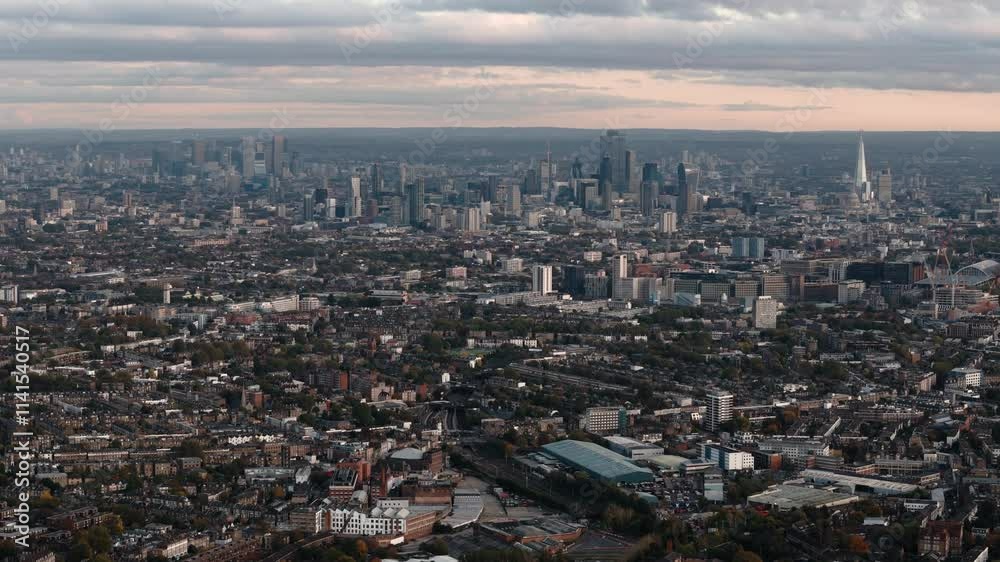 Circling shot showcasing the expansive London skyline from above