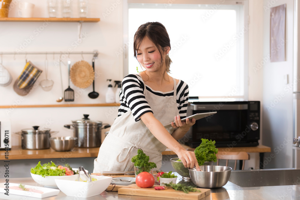 タブレットでレシピを見る主婦