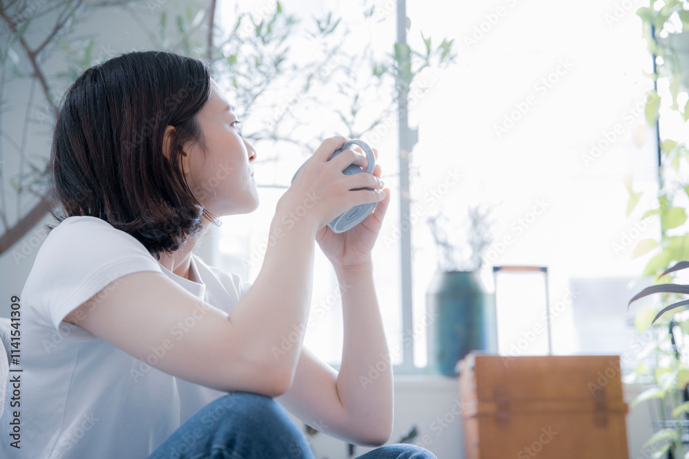 部屋でくつろぐ女性 部屋でくつろぐ女性