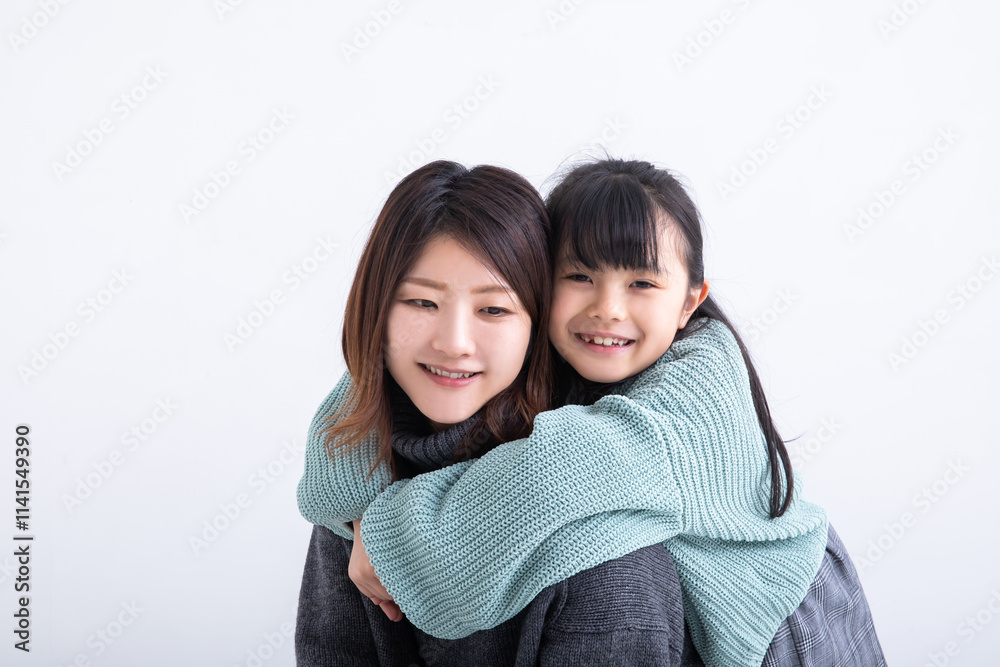 お母さんに抱きつく子供 お母さんに抱きつく子供