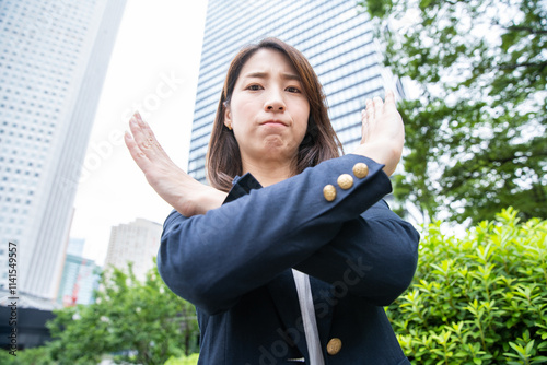 バツ印をつくる女性（否定・拒否）  photo