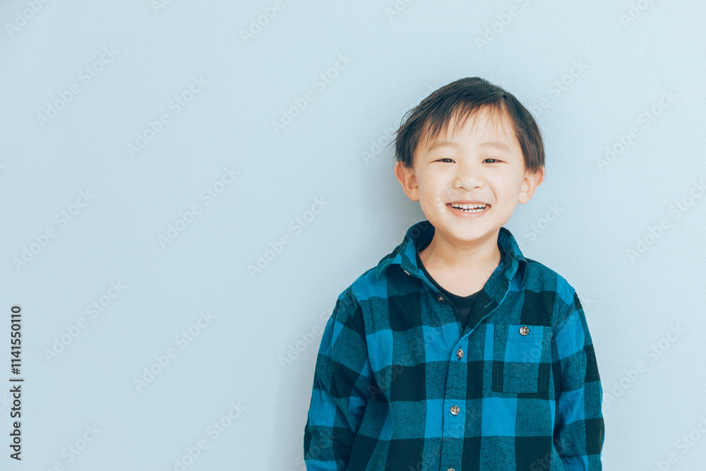 室内で笑顔の子供 男の子 室内で笑顔の子供 男の子