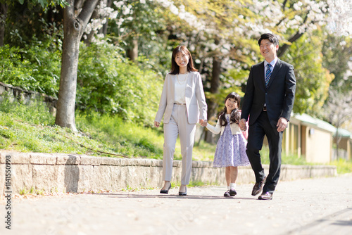 公園を歩く家族