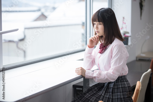 教室で考え事をする女子高生 Free Download 教室で考え事をする女子高生 - GFXLoad