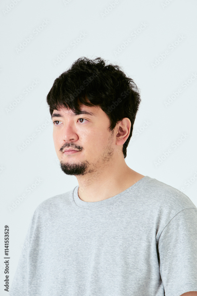 白背景で右側を向いた30代の1人の髭を生やした日本人男性の人物の上半身 白背景で右側を向いた30代の1人の髭を生やした日本人男性の人物の上半身