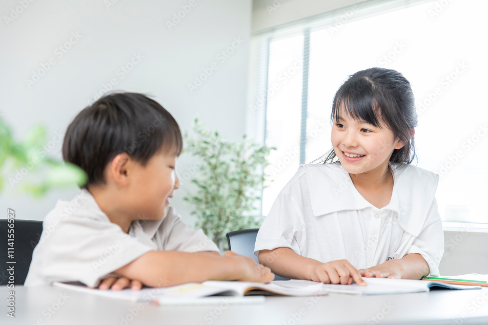 学習をする小学生