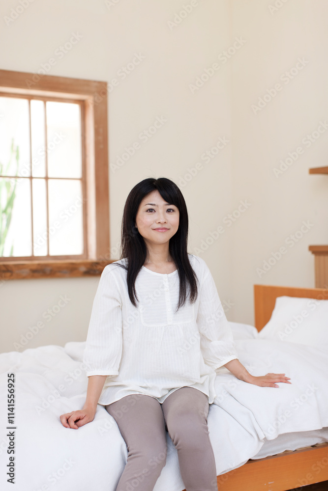 笑顔の若い女性