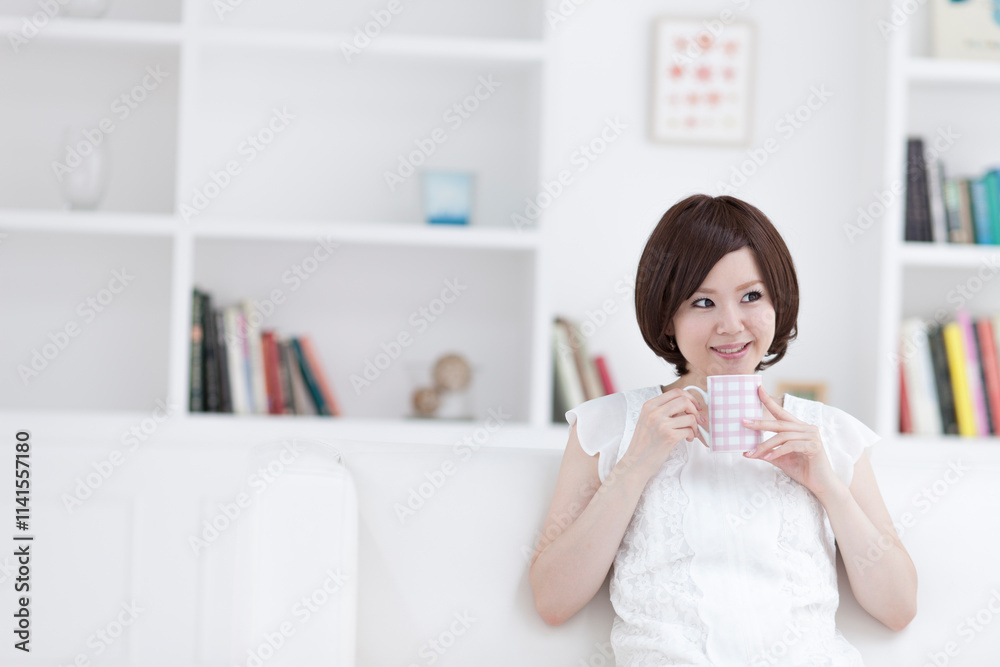マグカップを持つ女の子 マグカップを持つ女の子