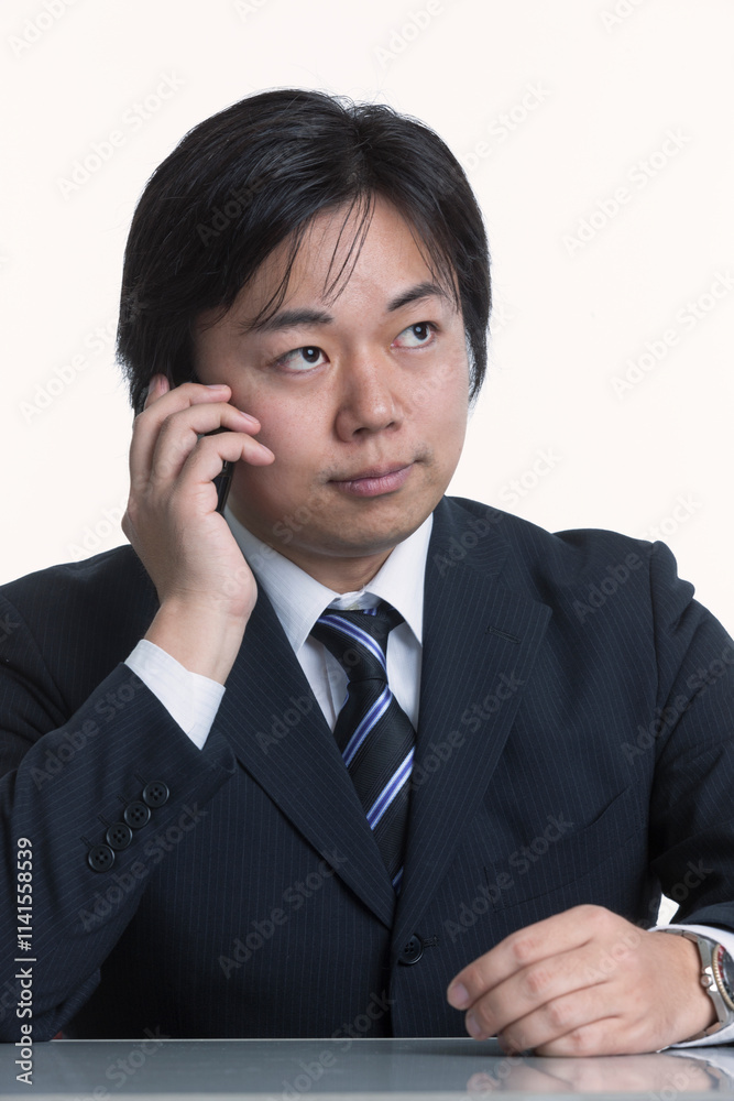 携帯電話をかける男性 携帯電話をかける男性