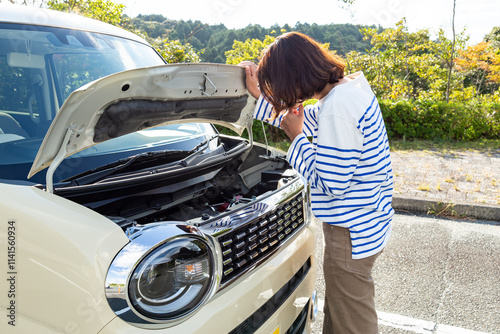車の故障に困る女性
