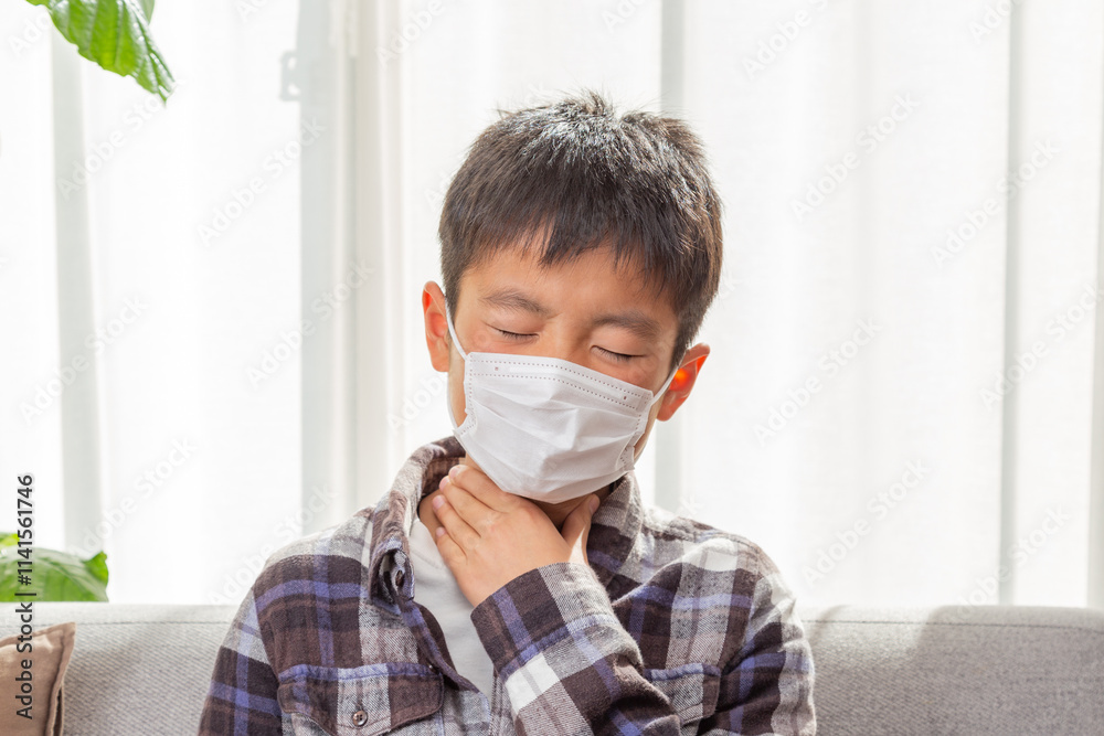 喉の痛みに苦しむ男の子