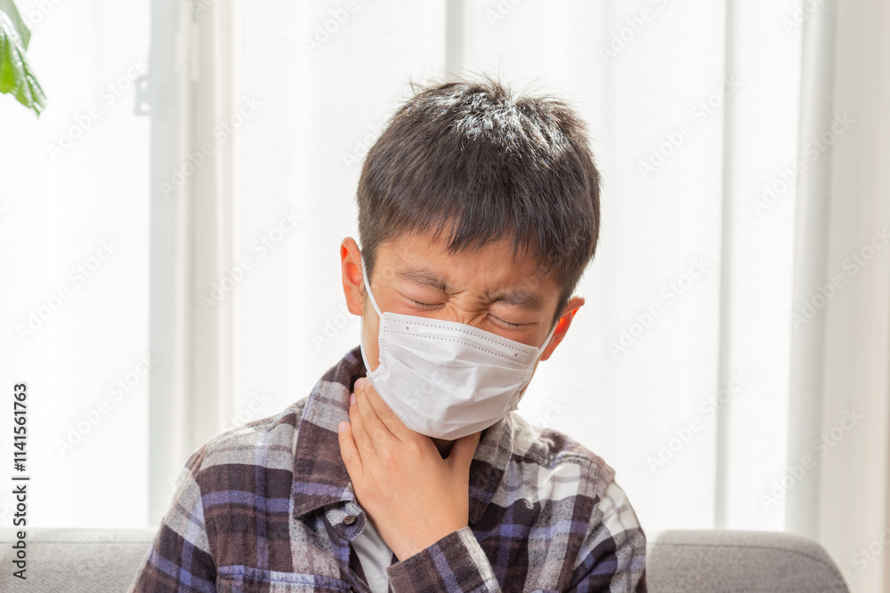 喉の痛みに苦しむ男の子 喉の痛みに苦しむ男の子