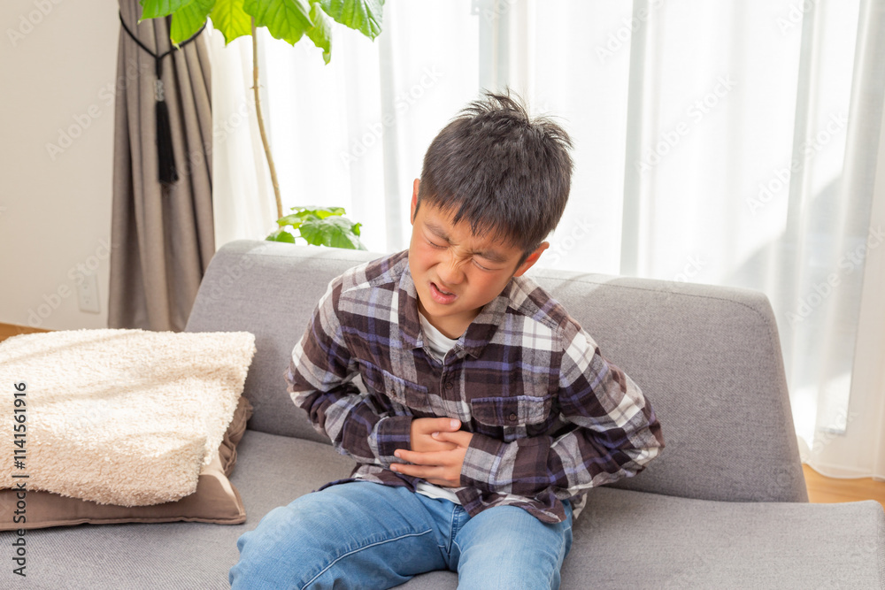 腹痛に苦しむ男の子 腹痛に苦しむ男の子