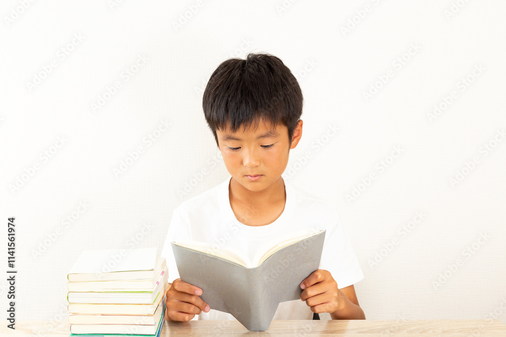 読書をする男の子 読書をする男の子