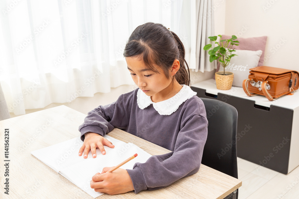 自宅学習をする女の子