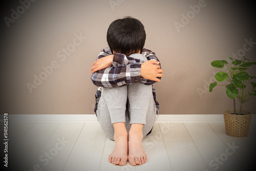 部屋で落ち込む男の子