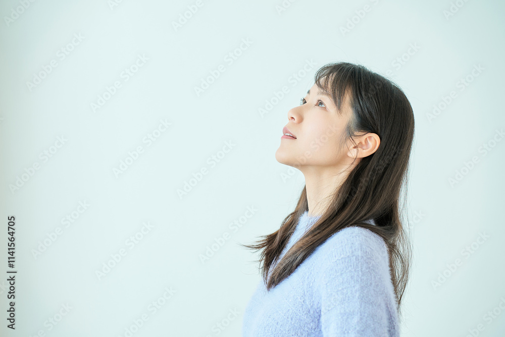 上を見上げる若い女性 上を見上げる若い女性