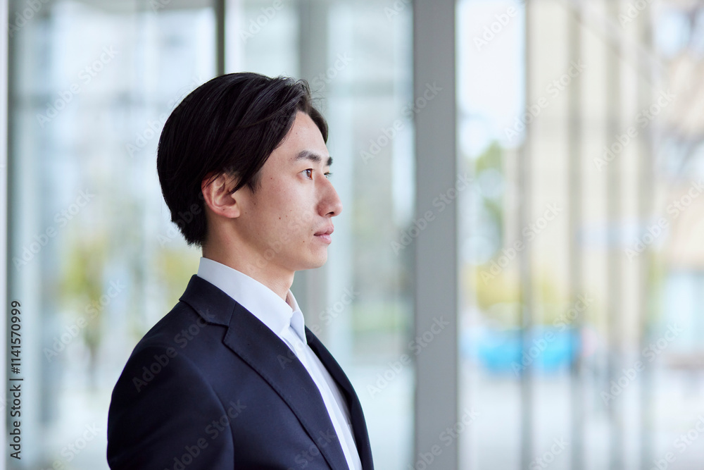 オフィスビルとスーツを着た若い日本人ビジネスマン オフィスビルとスーツを着た若い日本人ビジネスマン