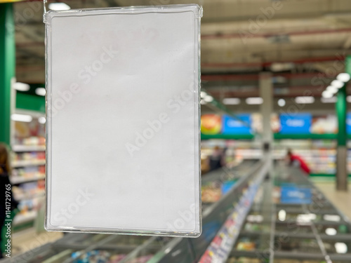 Foto A white sign is hanging from a store window