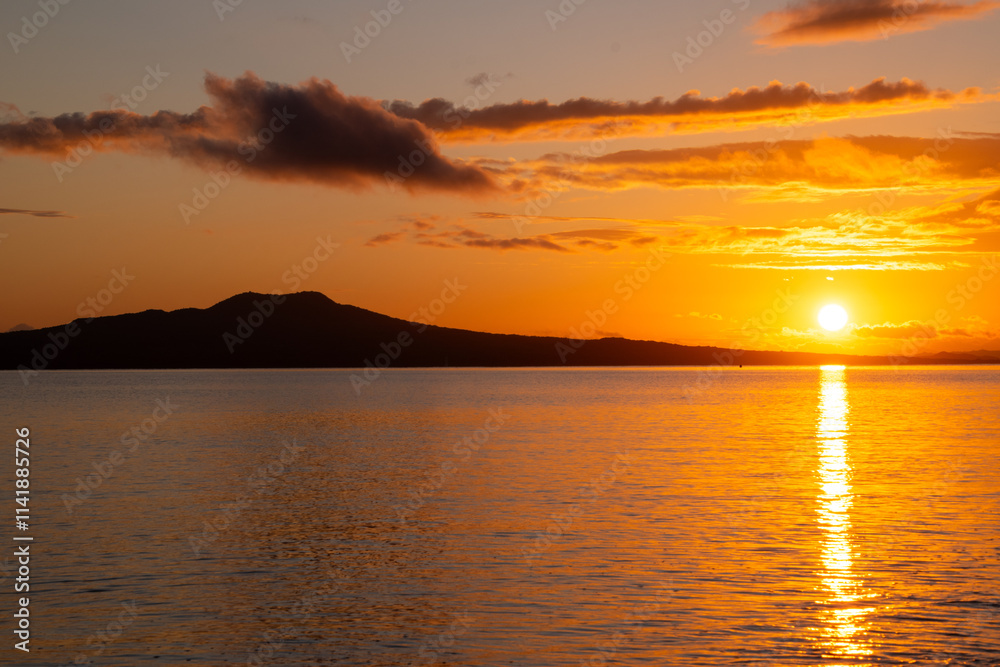 Obraz premium Milford Beach New Zealand Sun Rise
