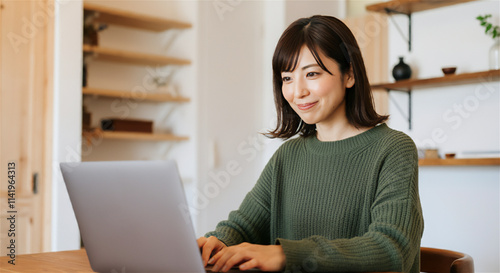 部屋でパソコンを使う女性