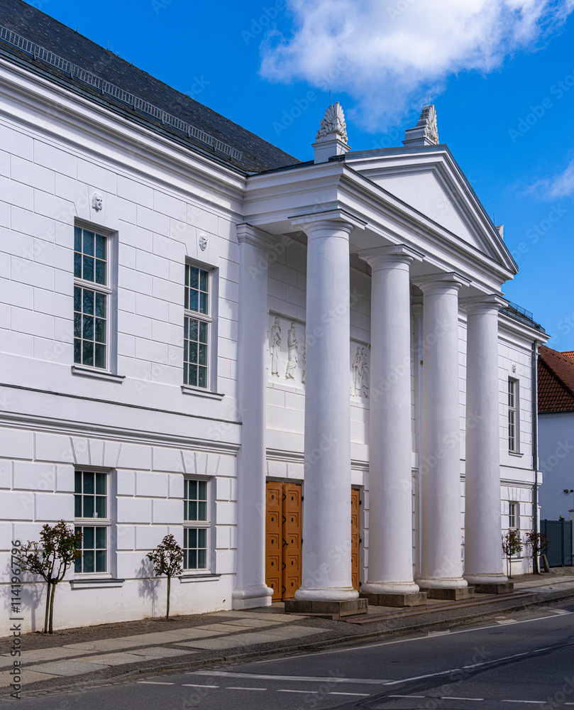 weiße Altstadt, Historische Architektur in Puttbus, Rügen, Mecklenburg-Vorpommern, Deutschland