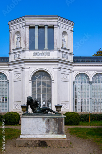 Obraz na płótnie weiße Altstadt, Historische Architektur in Puttbus, Rügen, Mecklenburg-Vorpommern, Deutschland w salonie