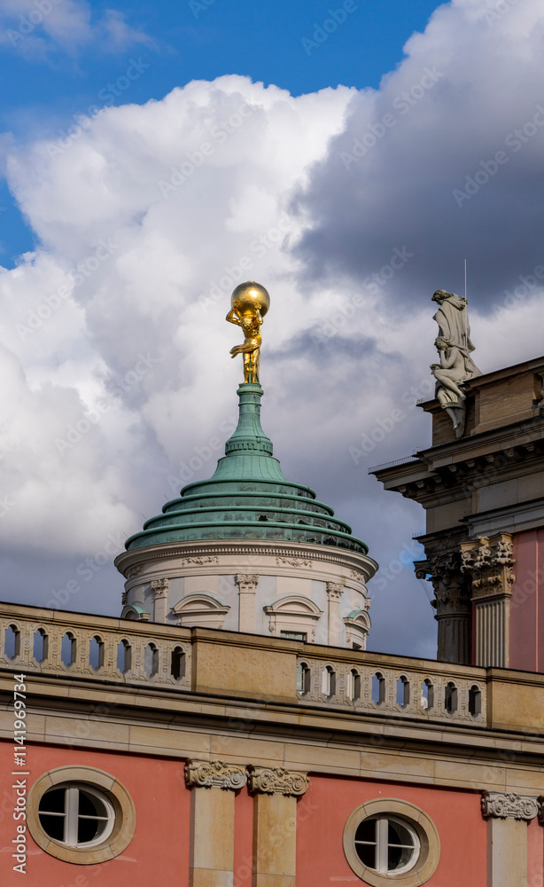 Atlasstaue auf dem Dach des Alten Rathaus am Alten Markt in Potsdam, Brandenburg, Deutschland