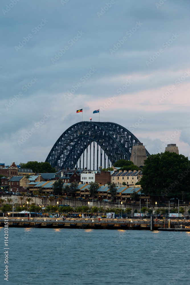 Obraz premium Sydney Harbour Bridge with cloudy sky.