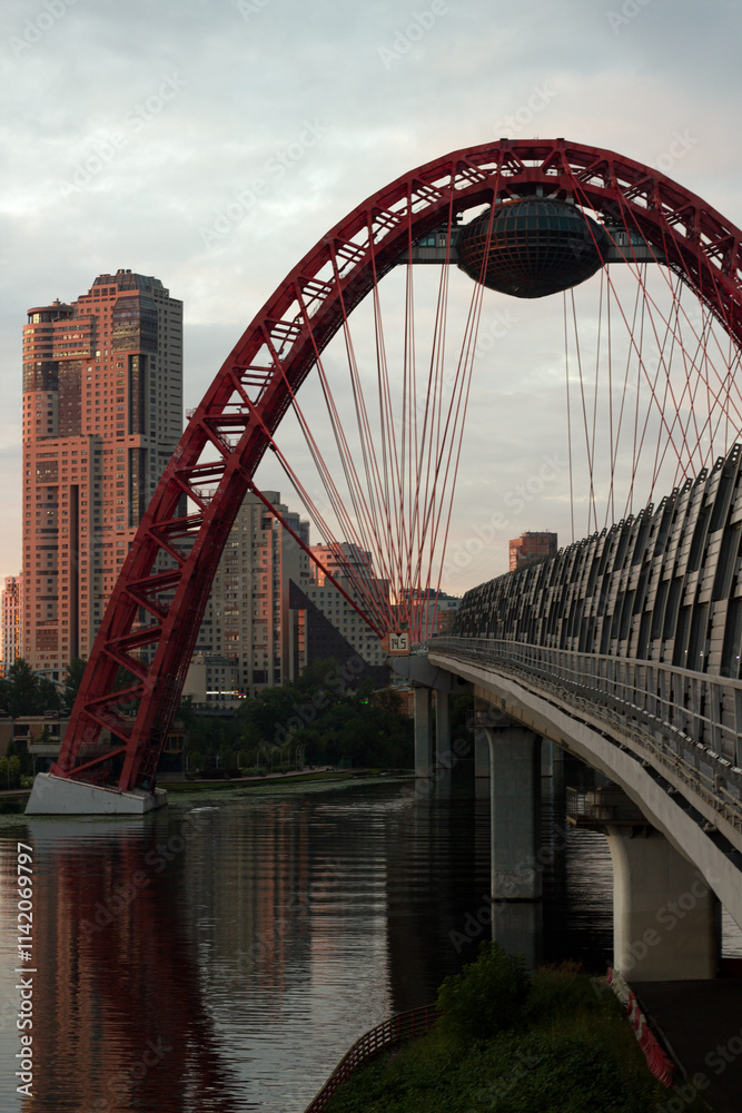 Obraz premium Sunset on a picturesque bridge in Moscow